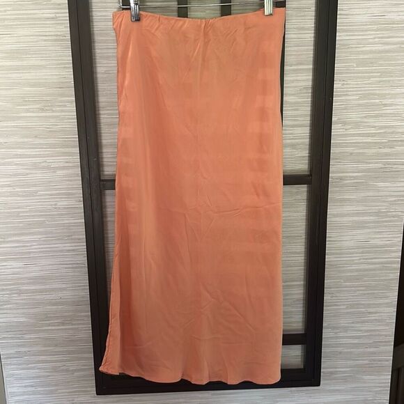 Anthropologie peach silky straight skirt size M - Picture 4 of 4